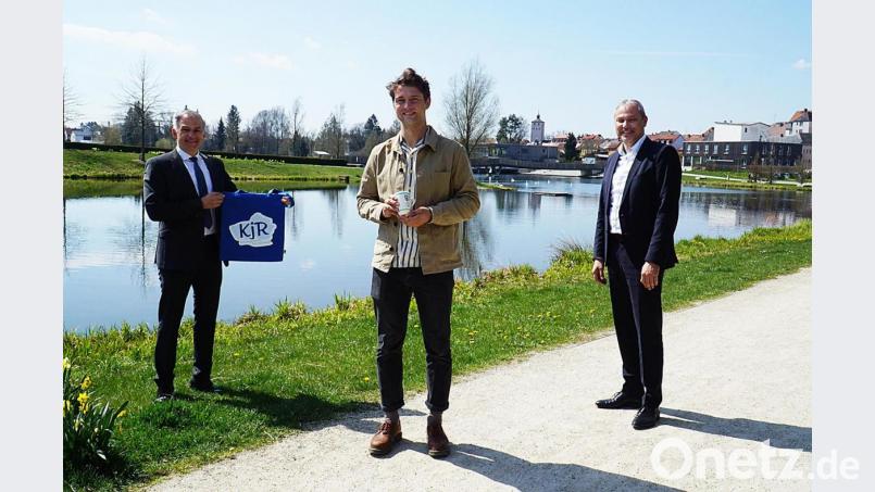 Landrat Roland Grillmeier (links) und Kreisjugendring-Vorsitzender Jürgen Preisinger (rechts) heißen den neuen Geschäftsführer Dominik Fischer (Mitte) im Fischhofpark in Tirschenreuth willkommen. Bild: Stefan Malzer/Landkreis Tirschenreuth/exb
