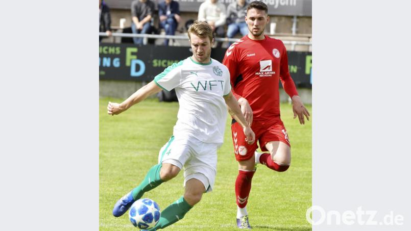 Mergim Bajrami (rechts), hier im Trikot des SV Seligenporten gegen den Gebenbacher Jan Fischer, spielt in der kommenden Saison für die DJK Ammerthal. Bild: zg