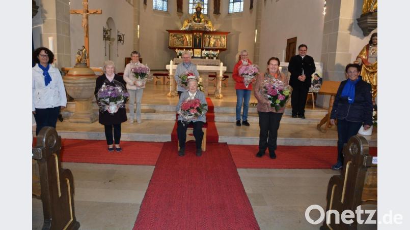Jahrzehntelange Mitglieder ehrte der Katholische Frauenbund Mitterteich bei einer Maiandacht in der Stadtpfarrkirche. Im Bild (vorne, von links) Bezirksvorsitzende Monika Sommer, Hella Fischer, Elisabeth Loske, Theresia Zeitler und Vorsitzende Stilla Schuller sowie (hinten, von links) Marga Hecht, Dora Summer, Maria Gleißner, Kaplan Daniel Schmid. Bild: jr