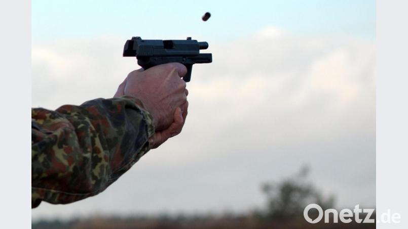 Ein Reservist der Bundeswehr schießt im Rahmen der Ausbildung mit einer Pistole Heckler &amp; Koch P8. Symbolbild: Arno Burgi