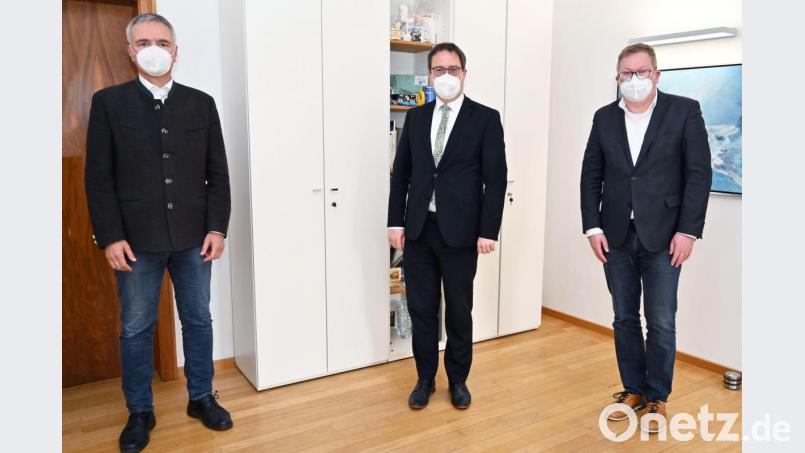 Der neue Regierungsvizepräsident der Oberpfalz Florian Luderschmid (Mitte) zusammen mit Landtagsabgeordnetem Harald Schwartz (links) bei seinem Antrittsbesuch bei Oberbürgermeister Michael Cerny (rechts) im Amberger Rathaus. Bild: Susanne Schwab, Stadt Amberg/exb