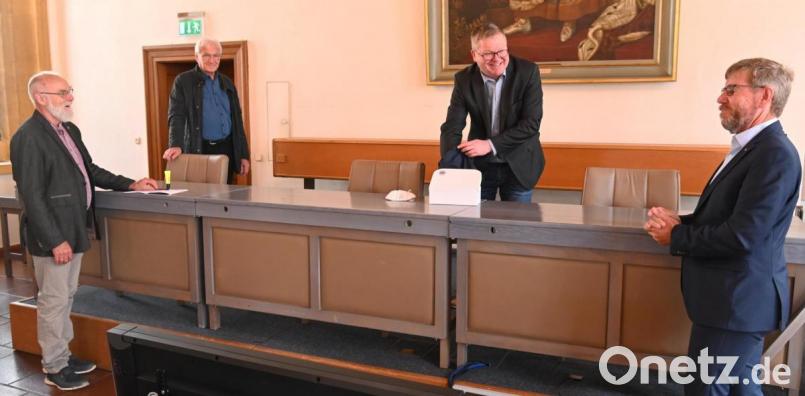 Oberbürgermeister Michael Cerny (Zweiter von rechts) zog aus den zwölf Möglichkeiten fünf Vereine, die nun vom Lions-Club Amberg je 1000 Euro für ihre Jugendarbeit erhalten. Weiter mit dabei der Initiator der Aktion, Robert Jung (rechts), der Vorsitzende des Lions-Hilfswerks, Hans Rogenhofer (Zweiter von links), und Lions-Präsident Peter Seidl (links). Bild: gf