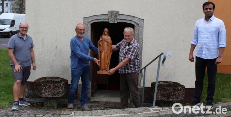 Kirchenpfleger Stefan Kausler (von links), Bernd Würstl, Norbert Henschel und Pfarrer Pater Anish George vor der Kapelle in Grünlas. Bild: soj