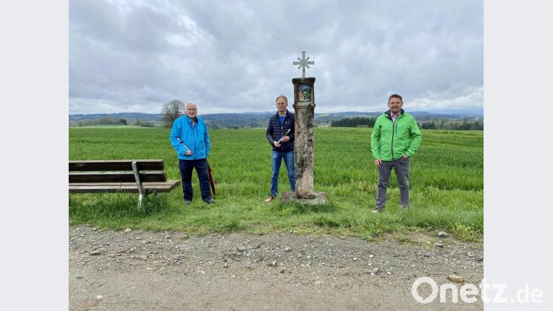 Bürgermeister Markus Ludwig (rechts) freut sich über das erste von 13 renovierten Marterln in seiner Gemeinde. Mit im Bild der Künstler Franz Mayr (Mitte) und Alfons Barth vom Heimatverein Altenstadt/WN, der den Kontakt hergestellt hat. Bild: Eichl