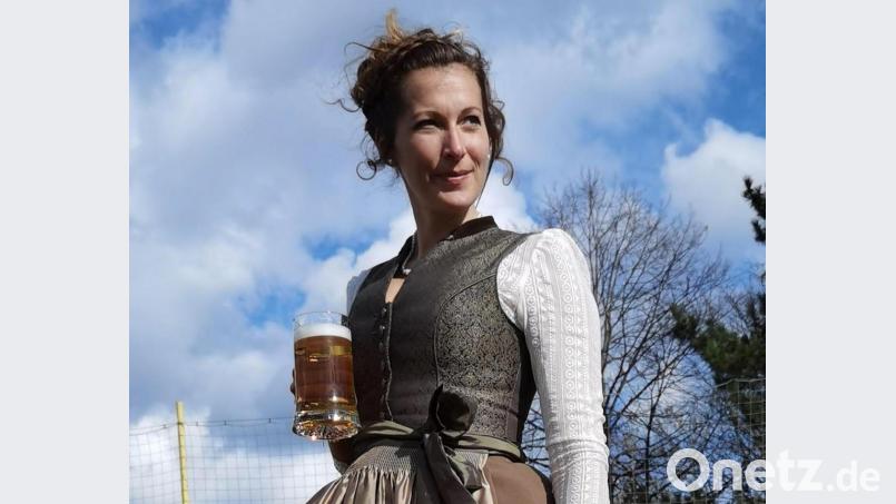 Die 31-jährige Sarah Jäger aus Schwandorf macht sich große Hoffnungen, den Titel der Bayerischen Bierkönigin zu gewinnen. Interviews, Filme und Musik dazu gibt es heute Abend im Internet zu sehen. Am Ende steht die Gewinnerin fest, die dann am Freitag in München die hoheitlichen Insignien erhält. Bild: Jäger/exb