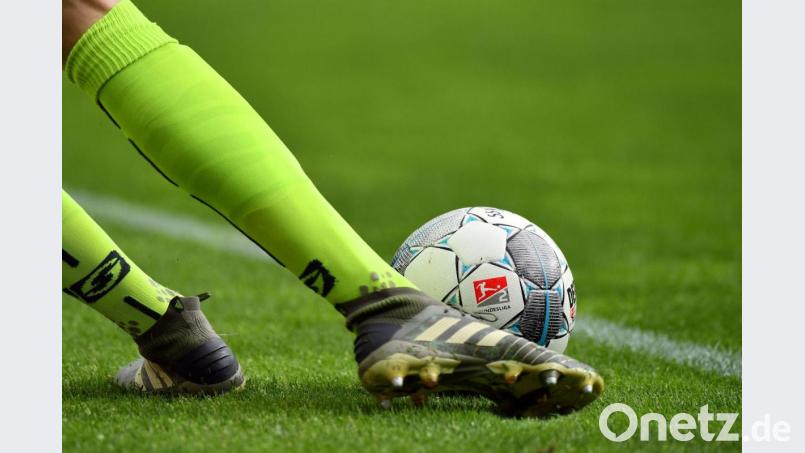 Ein Spieler tritt den Ball. Archivbild: Sebastian Widmann/dpa