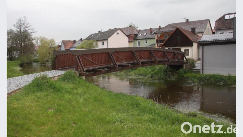 Vor allem in den Wintermonaten kann es auf der Brücke an der Gemeindewiese „Droht“ gefährlich rutschig sein. Zusammen mit einer Fachfirma wurde jetzt nach einer Lösung gesucht. Bild: wro