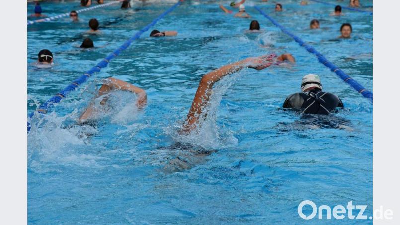 In Auerbach haben die Schwimmer ab Freitag, 21. Mai, wieder Gelegenheit, im Freibad ihre Runden zu drehen. Archivbild: Petra Hartl