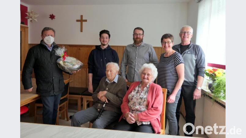 Die Enkelkinder Benjamin und Michael (hinten, links), Sohn Erhard mit dessen Ehefrau Elisabeth feiern mit dem Jubelpaar Adolf und Frieda. Bild: ils