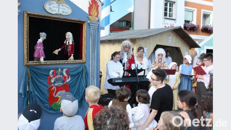 Das Puppenspiel erfreute sich in den zurückliegenden Jahren besonderer Beliebtheit. Es zeigt Szenen aus dem berühmten Eisenbarth-Lied. Archivbild: lg