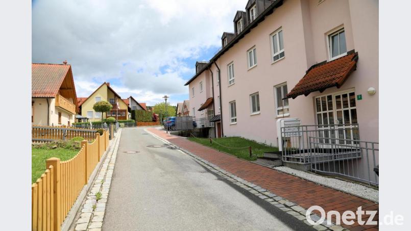 Kommt das Gehsteigpflaster in der St.-Wendelin-Straße raus oder nicht? Der Bauausschuss macht sich die Entscheidung nicht leicht. Bild: akp