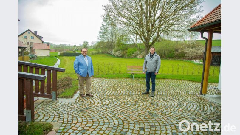 Bürgermeister Hans Walter (links) und Martin Schmid, Geschäftsführer der Steinwald-Allianz, trafen sich am künftigen Dorfplatz in Reuth bei Kastl. Bild: stg