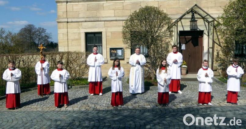 Laurin Pinzer, Lukas Amtmann, Helena Bayer, Marlen Bayer, Lenluis Stich und Linus Scherm (vone von links) übernehmen künftig mit den Dienst am Altar. Darüber freuten sich die Oberministranten Jonas Schmidt (hinten, Zweiter von links) und Niklas Griener sowie Pfarrer Markus Bruckner (hinten von rechts). Bild: Albert Sollfrank/exb