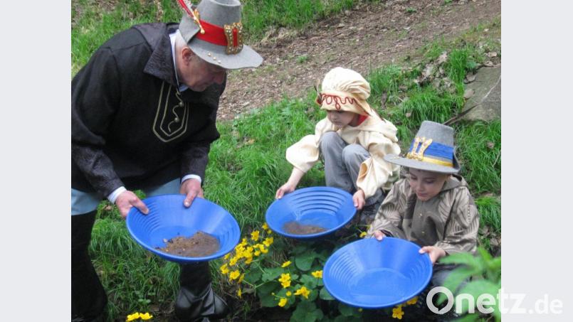 Die geführten Wanderungen mit dem Goldwäscher auf dem Gold-Lehrpfad in Oberviechtach garantieren Kindern ein Abenteuer. Bild: Tourist-Info Oberviechtach