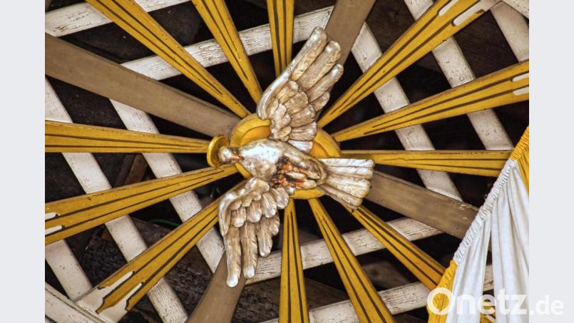 Das ganze Jahr hindurch blickt der Heilige Geist in Form einer Taube im Kirchenschiff der Mariä-Himmelfahrts-Kirche auf die Gläubigen herab. Bild: njn