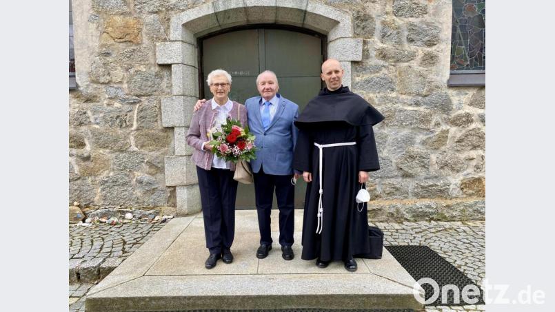 Konrad und Anni Kraus nach dem Gottesdienst, an dem Söhne, Enkel und Urenkel teilgenommen haben; mit im Bild Pater Rafal, der die Messe gefeiert hat. Bild: Eichl