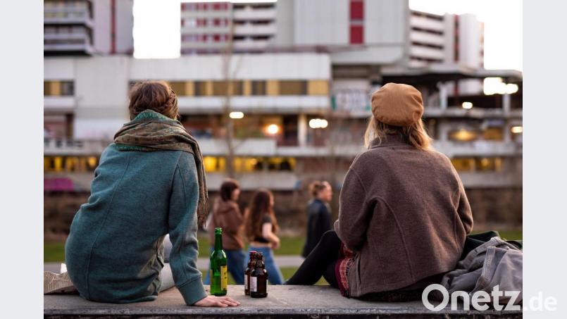 Zu zweit an der frischen Luft: Mehr ging für junge Menschen lange Zeit nicht. Bild: Moritz Frankenberg/dpa