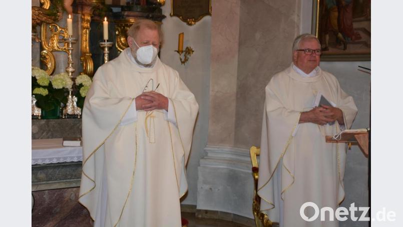 Pfarrer Edgar Neidinger (rechts) aus dem badischen Bruchsal, führte bereits zum siebten Mal in Konnersreuth einen Resl-Gebetstag an. Er verband seinen Besuch mit einem Kurzurlaub. Mit am Altar stand Pfarrseelsorger Pater Benedikt Leitmayr. Bild: jr