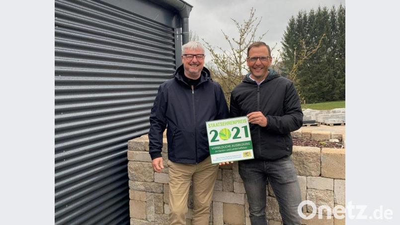 Christian Bauer, vertretungsberechtigter Geschäftsführer, und Betriebsleiter Dominik Fischer (von links) freuen sich über den Staatsehrenpreis für vorbildliche Ausbildung. Bild: Verband Garten-, Landschafts- und Sportplatzbau Bayern/exb