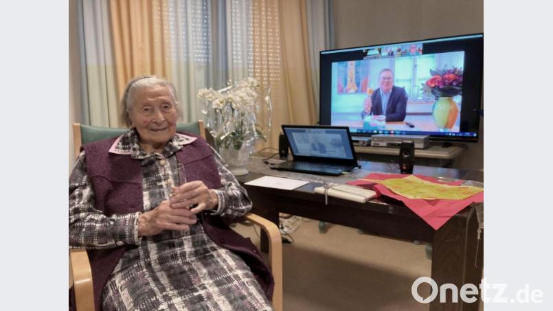 Elisabeth Strobel sitzt im Seniorenheim und chattet anlässlich ihres 103. Geburtstags mit Michael Cerny in einer Videokonferenz: Virtuell stoßen der Oberbürgermeister und Ambergs älteste Bürgerin an. Bild: Carsten-Armin Jakimowicz, Caritas-Seniorenheim Friedlandstraße