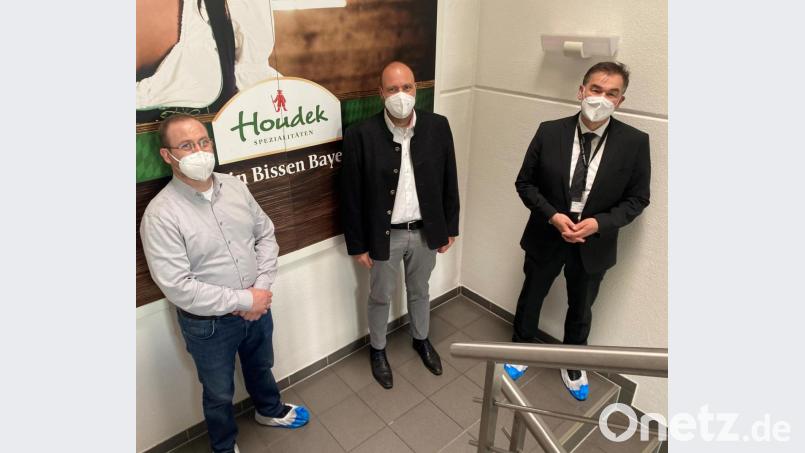 Begleiteten die Impfungen bei Houdek in Arzberg: Im Bild von links Mike O’Meara (Geschäftsführer Houdek Arzberg GmbH), André Fischer (Assistent der Geschäftsleitung), Landrat Peter Berek. Bild: Landratsamt Wunsiedel/exb