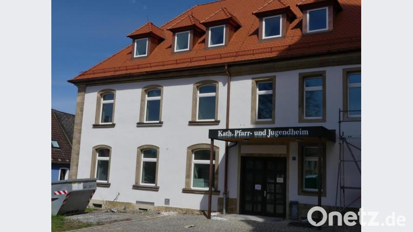 Als neuer Eigentümer schuf das Katholische Wohnungsbau- und Siedlungswerk in der ehemaligen Schule in Eschenbach 15 neue Wohnungen zu 40 bis 90 Quadratmeter. Die Wohnanlage trägt noch den früheren Namen &quot;Katholisches Pfarr- und Jugendheim&quot;. Bild: rn