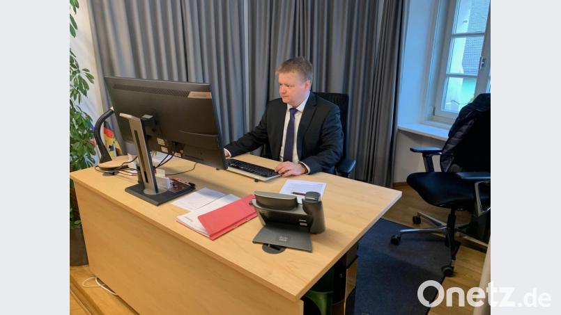 Thomas Gesche sitzt an seinem Schreibtisch im Rathaus. Der alte Bildschirm wurde durch einen größeren ersetzt. Bild: jus