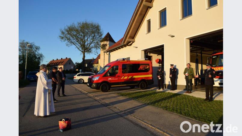 Nur wenige geladene Gäste konnten an der Segnung des neuen Einsatzfahrzeuges mit der Funkrufnummer MTW 14/1teilnehmen. Bild: bnr