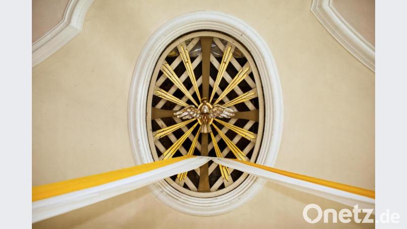 Das ganze Jahr hindurch blickt der Heilige Geist in Form einer Taube im Kirchenschiff der Mariä-Himmelfahrts-Kirche auf die Gläuben herab. Bild: njn