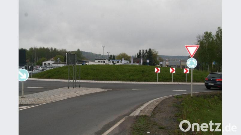 Enorm aufgewertet wird noch heuer der Waldershofer Kreisverkehr (Bild). Geplant ist eine insektenfreundliche Bepflanzung. Bild: fpoz