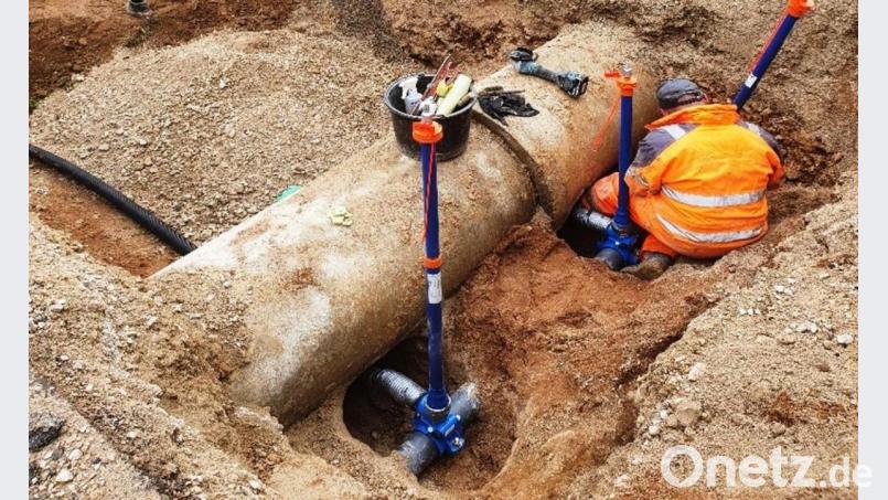 Die Wasserkooperation Pettenhofener Gruppe, Kastl, Alfeld und Traunfeld versorgt insgesamt 2474 Haushalte und damit fast 7000 Menschen mit Wasser. Das Verlegen von Wasserleitungen und Hausanschlüsse bei Bauvorhaben gestaltet sich dabei teilweise recht knifflig. Bild: jp