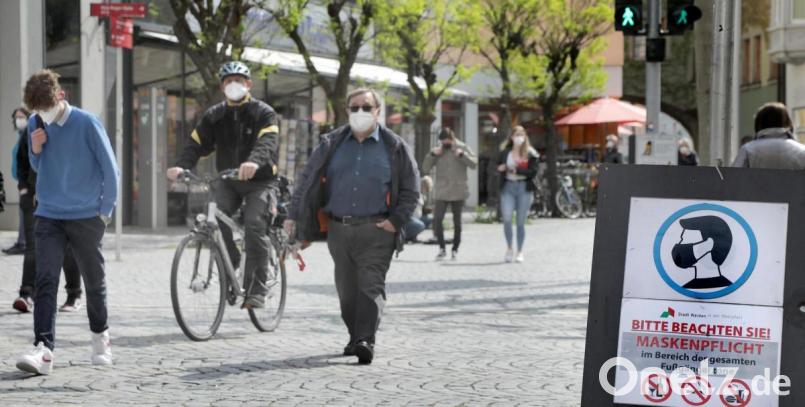 Fußgänger und Radfahrer müssen in der Weidener Fußgängerzone nach wie vor Mund-Nase-Bedeckung tragen. In der nächsten Allgemeinverfügung, die Ende der Woche veröffentlich werden soll, könnte in dieser Hinsicht aber mit Lockerungen zu rechnen sein, lässt Stadt-Pressesprecher Norbert Schmieglitz durchblicken. Bild: Wolfgang Steinbacher