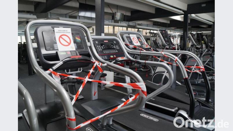 Absperrband am Laufband und Stepper. Seit November sind die Fitness-Studios im Lockdown. Die Lockerung währte nur kurz. Symbolbild: Lucia Weigert