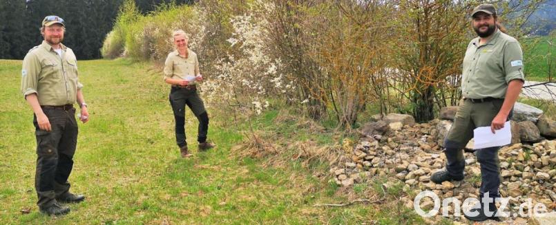 Die drei Ranger des Naturparks Fichtelgebirge (von links) Ronald Ledermüller, Isabell Niclas und Andreas Hofmann besichtigten die geplanten Stationen des künftigen Erfahrungspfades. Sie werden auch weiterhin die Themen zum Naturschutz fachlich begleiten und unterstützen. Von der geplanten Vielfalt und der schönen Wegeführung waren sie sehr begeistert und haben eine Reihe von Vorschlägen aus ihrer Tätigkeit in Brand gelassen. Bild: ld