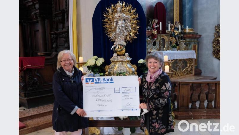 Frauenbund-Vorsitzende Maria Paulus (rechts) überreichte SkF-Vorsitzender Marianne Gutwein den Spendenscheck über 1000 Euro. Bild: ads