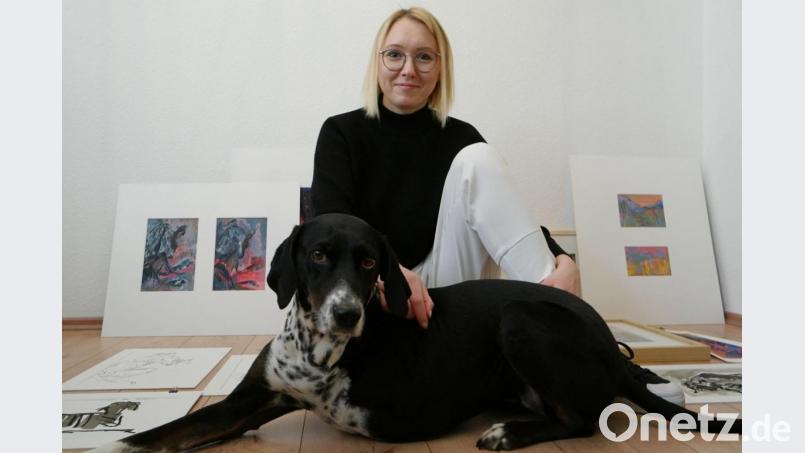 Die Künstlerin und ihr Modell: Margarita Strena-Schirch und ihre acht Jahre alte Mischlingshündin Milka. Bild:  Patrick Schirch/exb