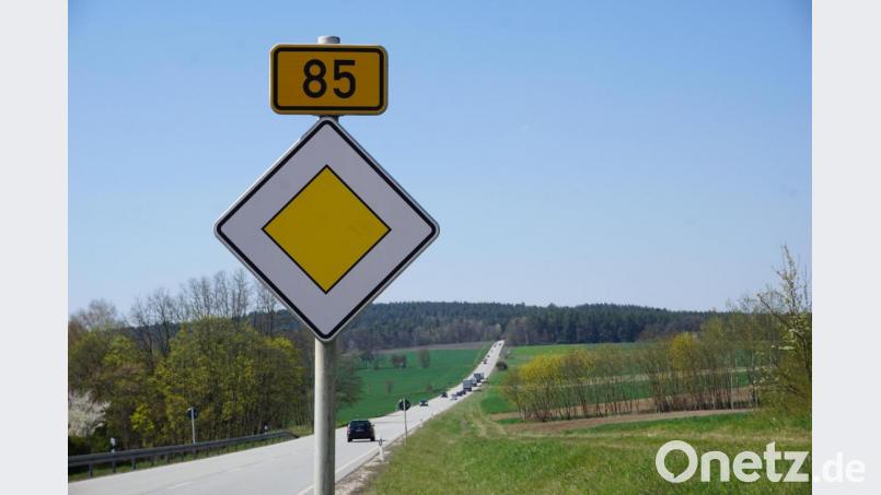 Die B 85 bei Kreith (Kreis Schwandorf). Die Straße soll zwischen Amberg und Cham vierspurig ausgebaut werden, wenn es nach der IHK geht. Bild: jut