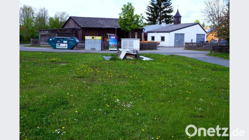Das alte Feuerwehrgerätehaus und ein Schuppen sollen einer modernen Halle weichen. Zusätzlich erfährt das Bauhofgelände eine Vergrößerung (Wiese vorne). Eine Videoüberwachung der Wertstoffcontainer ist wegen unsachgemäßer Ablagerungen in Planung. Bild: bkr
