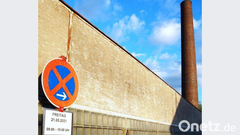 Der Fabrikschornstein der ehemaligen Bleiglasfabrik Beyer &amp; Co. wird auf Schäden untersucht, Deshalb besteht zeitweise in der Baptist-Kraus- Straße ein absolutes Halteverbot. Bild: sm