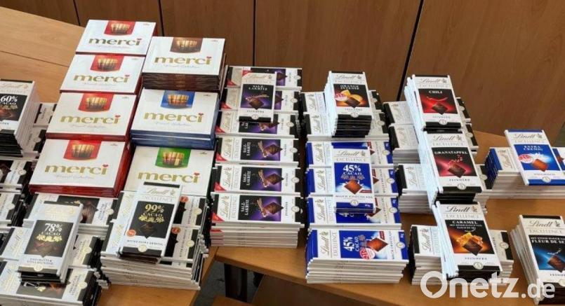 Über 500 sichergestellte Tafeln Schokolade. Bild: Polizeiinspektion Oberpfalz/exb