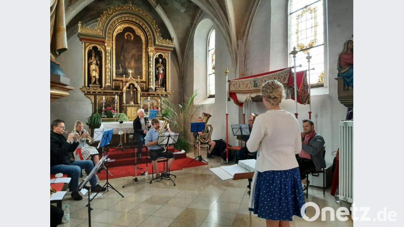 Eine große Freude ist es für einige Musiker der Gebenbacher Blasmusik unter Leitung der stellvertretenden Dirigentin Angelika Schöpf , nach langer Zeit wieder einmal einen Auftritt absolvieren zu können. Bild: swo