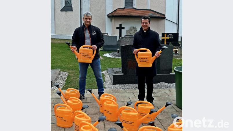 Kolping Neunkirchen sorgt dafür, dass immer Gießkannen auf dem Friedhof sind. Bild: R. Kreuzer