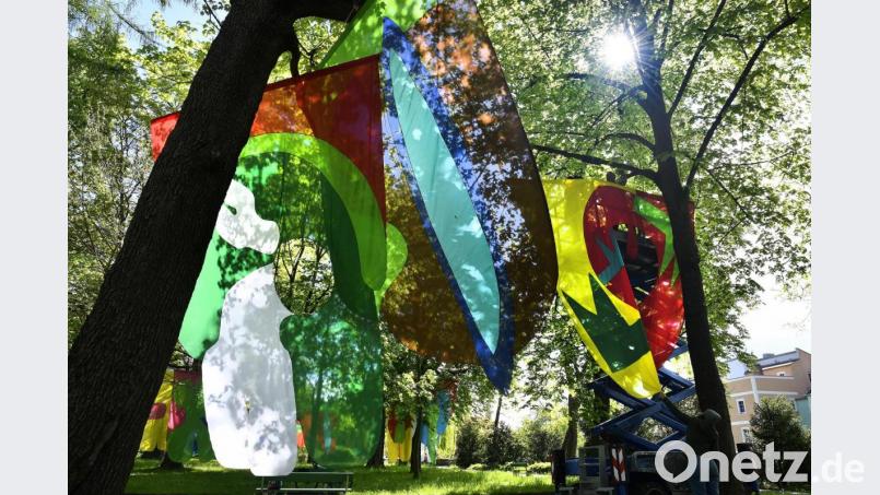 Groß, bunt und einfach ganz besonders: Seit Donnerstag flattern im Englischen Garten wieder die Windsbräute der Künstlerin Beate Oehmann. Bild: Petra Hartl