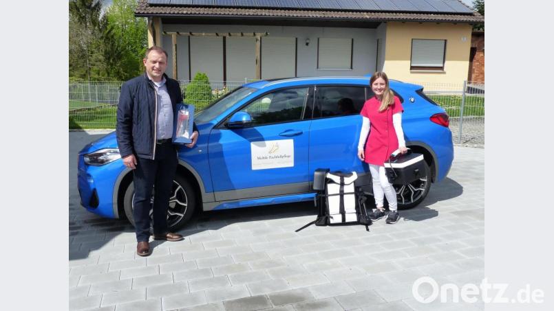 Bürgermeister Anton Kappl gratuliert der neuen Meisterin für Fachfußpflege, Sophia Woldrich, zur ihrem Start in die Selbstständigkeit. Bild: sl