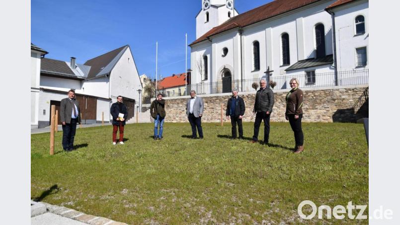 Auch das Areal der &quot;alten Schule&quot; nahm die Delegation in Augenschein. Es wurde festgestellt, dass die Kirche nun deutlich schöner in Szene gesetzt sei. Bild: Stadt Schönsee/exb