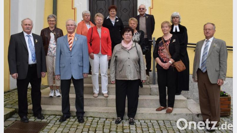 Elf diamantene Konfirmanden feierten ihre Jubelkonfirmation mit Pfarrerin Ulrike Häberlein. Bild: wku