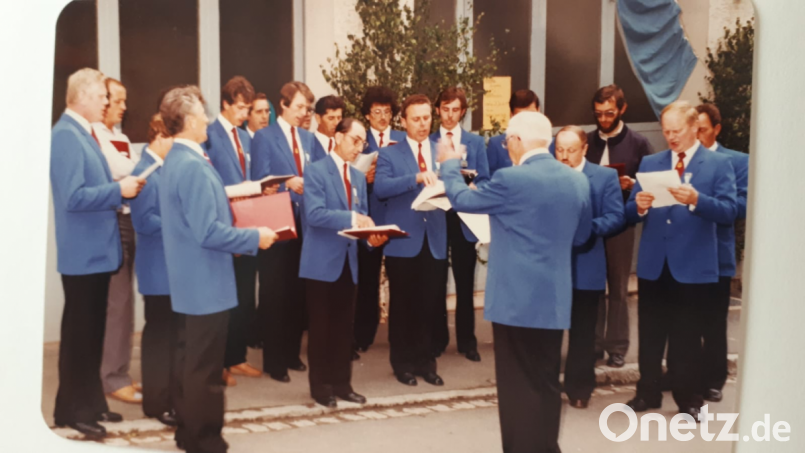 1981 bei der Fahnenweihe und hier sind die Sänger vor dem Rathaus mit Dirigent Josef Bauer dem späteren Dirigenten Peter Hösl und Siegfried Sommer, dem Kassier -seit über 40 Jahren- Hans Winter und dem MGV-Ehrenvorsitzenden Josef Winter. Archivbild MGV Liederkranz sl