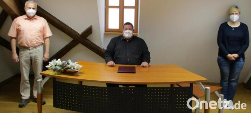 Bürgermeister Günter Kopp (links) und Geschäftsleiterin Kathrin König gratulierten dem neuen Standesbeamten Georg Redl jun. zum erfolgreichen Abschluss des Standesamtskurses. Bild: Gemeinde Kulmain/exb