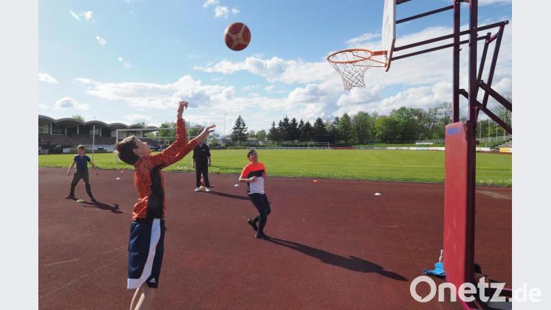 Das Training im Freien hat schon begonnen, wie hier bei den Basketballern des TV Amberg im FC-Stadion. Es gibt aber noch zu viele ungeklärte Fragen, mit wie viel Kindern zum Beispiel in wie vielen Gruppen ein Fußballtraining stattfinden kann. Bild: ref