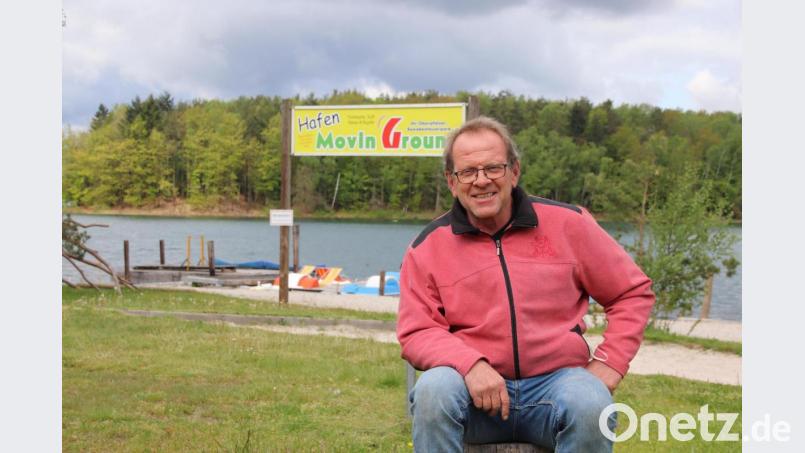 Dietrich Schmidt, der Betreiber des Freizeitparks "Movin' Ground" am Steinberger See, freut sich. Er hat eine Sondergenehmigung für einen „Pop-Up-Campingplatz“ erhalten. Zumindest bis Oktober und unter strengen Auflagen. Bild: Thomas Dobler